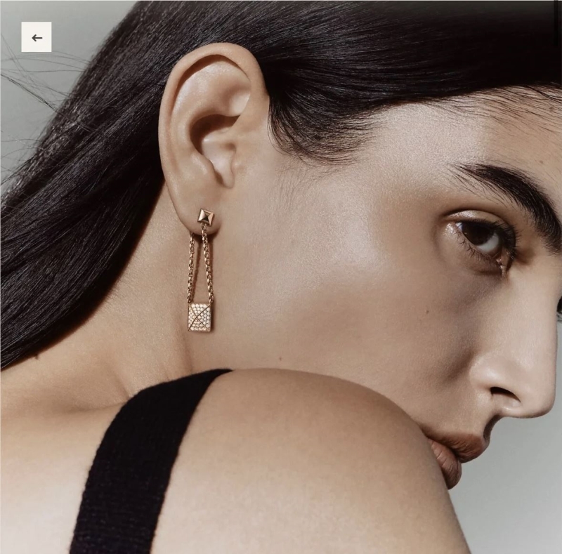 H**me5 earrings